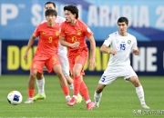 开云体育在线-足球赛事即将开打，球员备战热情高涨