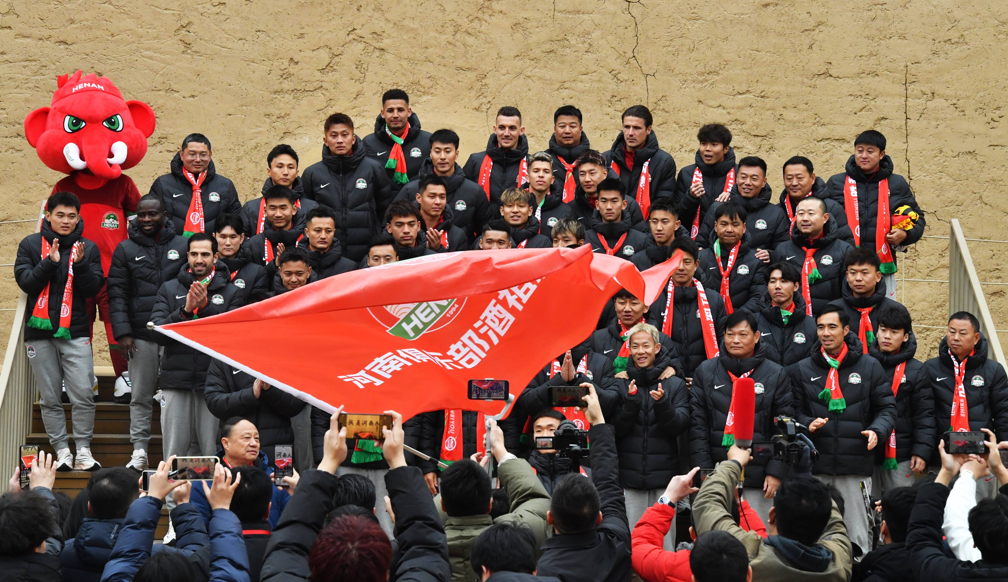 重要足球比赛即将上演,球迷们齐聚一堂共同见证 重要足球比赛即将上演,球迷们齐聚一堂共同见证