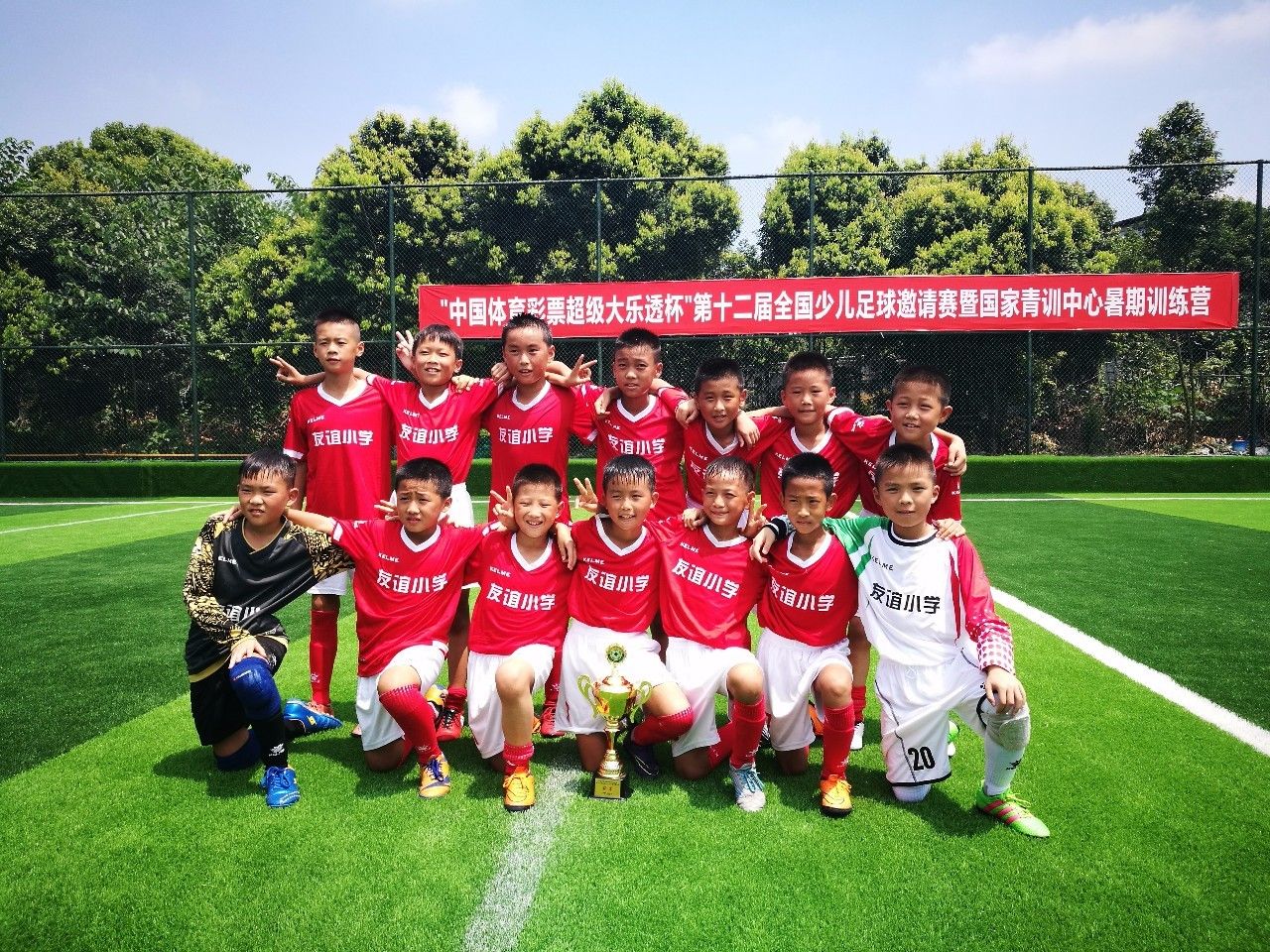 足球比赛热火朝天进行,观众满载而归 足球比赛热火朝天进行,观众满载而归