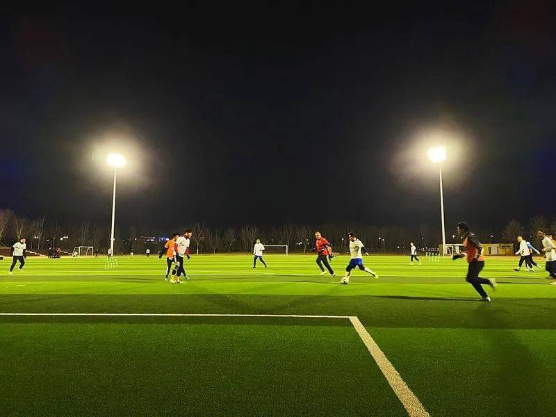 足球比赛热火朝天进行,观众满载而归 足球比赛热火朝天进行,观众满载而归