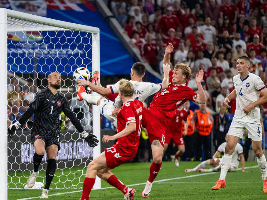 丹麦队在欧洲杯预选赛中大展拳脚，直追强敌