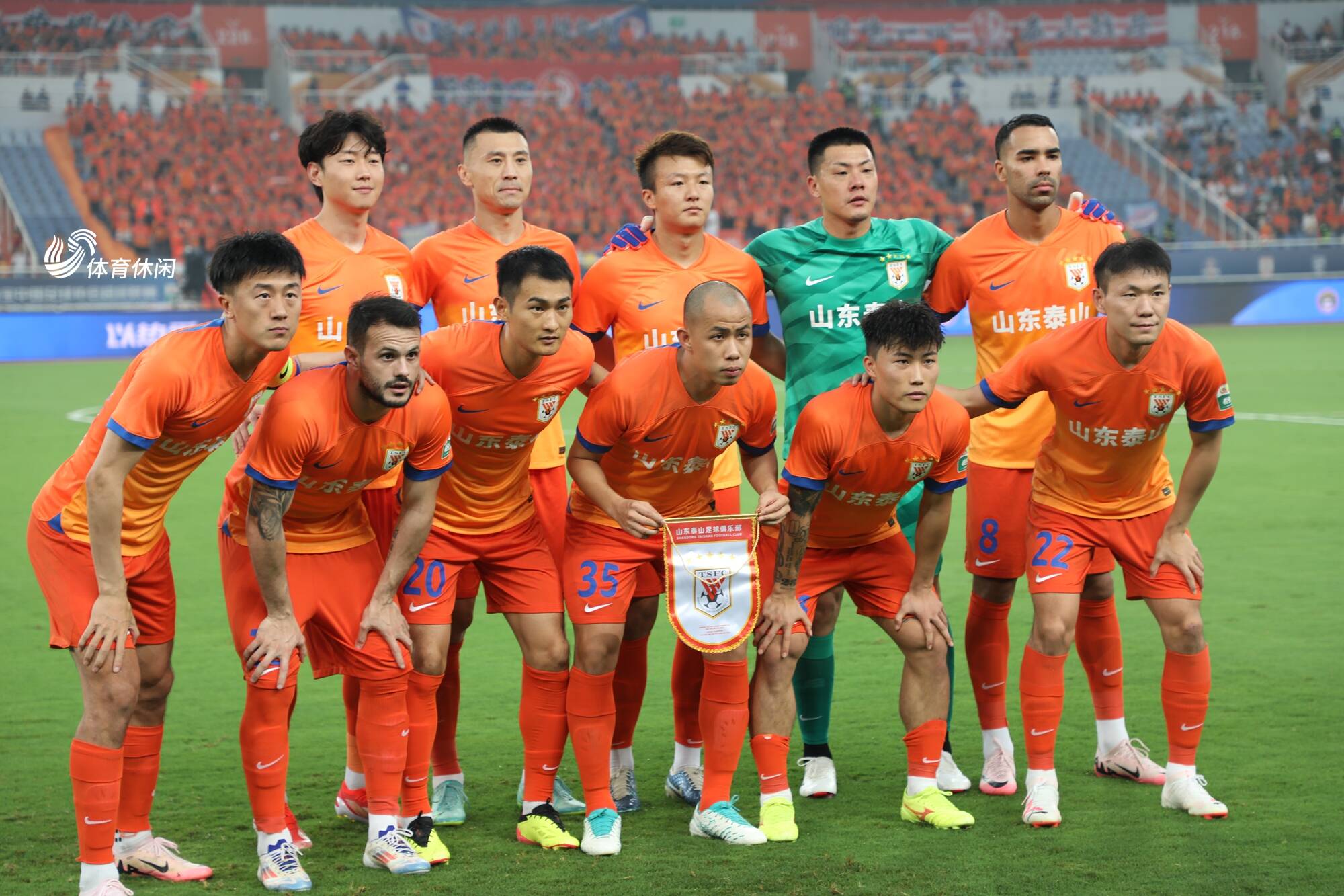 包含北京中赫国安大胜山东鲁能，继续追赶积分榜前列的词条