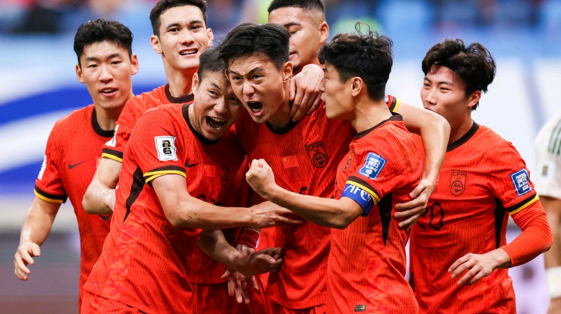 包含足球顶级联赛再掀激情巅峰对抗，强强对决势不可挡的词条