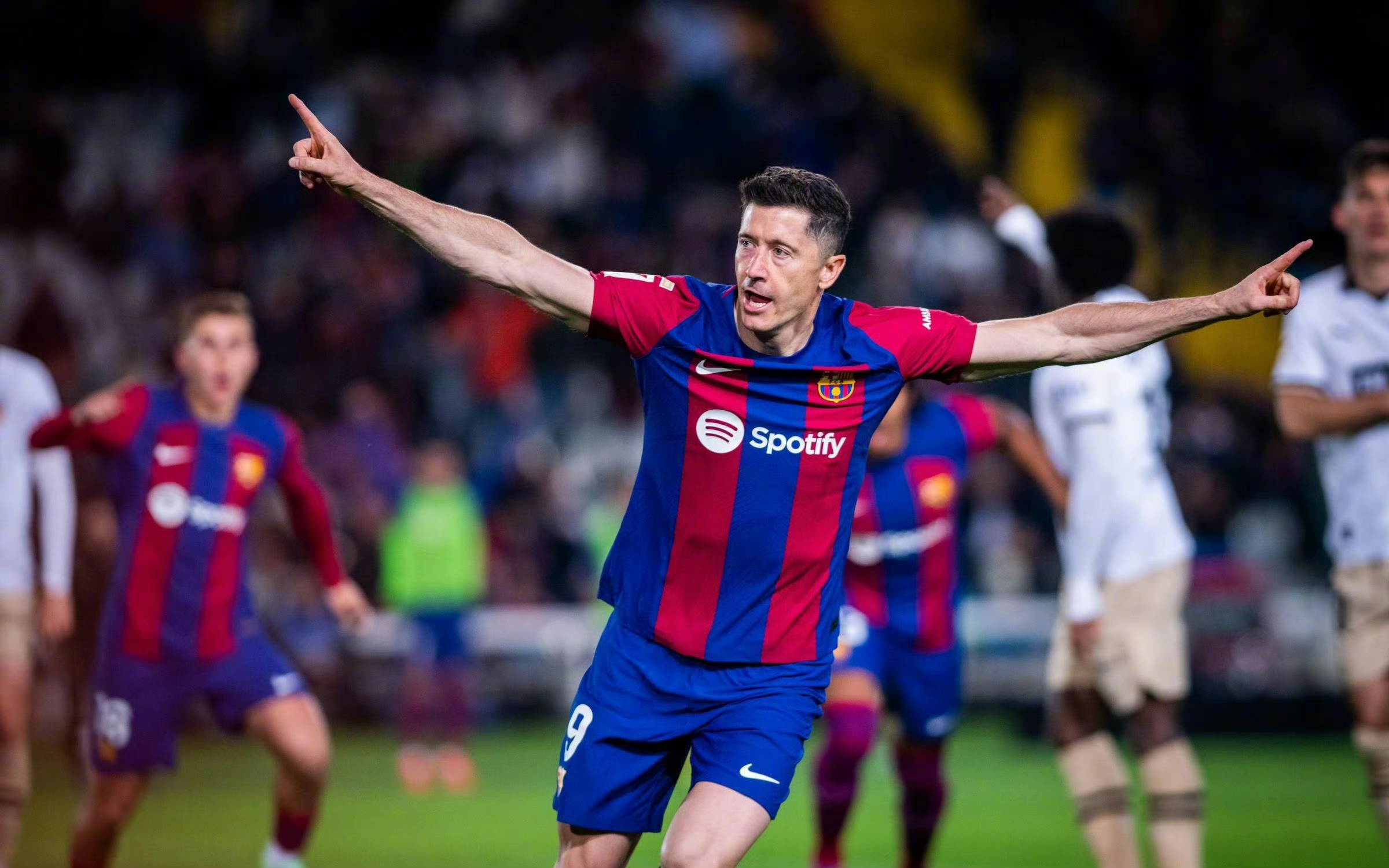 巴萨主场轻松击败瓦伦西亚，保持领先