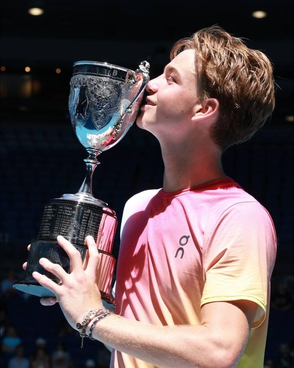 瑞士运动员表现优异,夺得比赛胜利赢得掌声 瑞士运动员表现优异,夺得比赛胜利赢得掌声