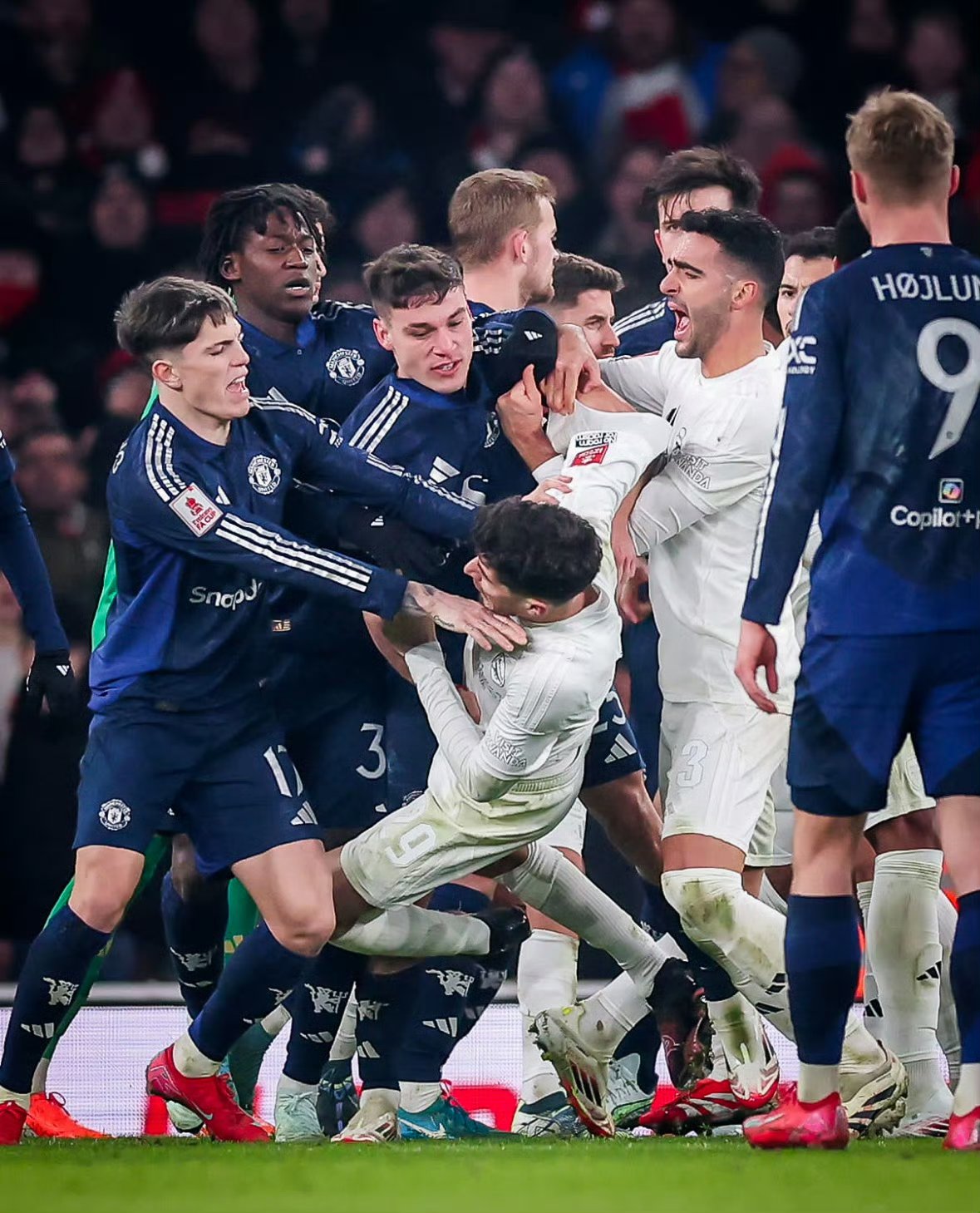 包含战意十足:曼联世俱杯热身赛回顾的词条 包含战意十足:曼联世俱杯热身赛回顾的词条