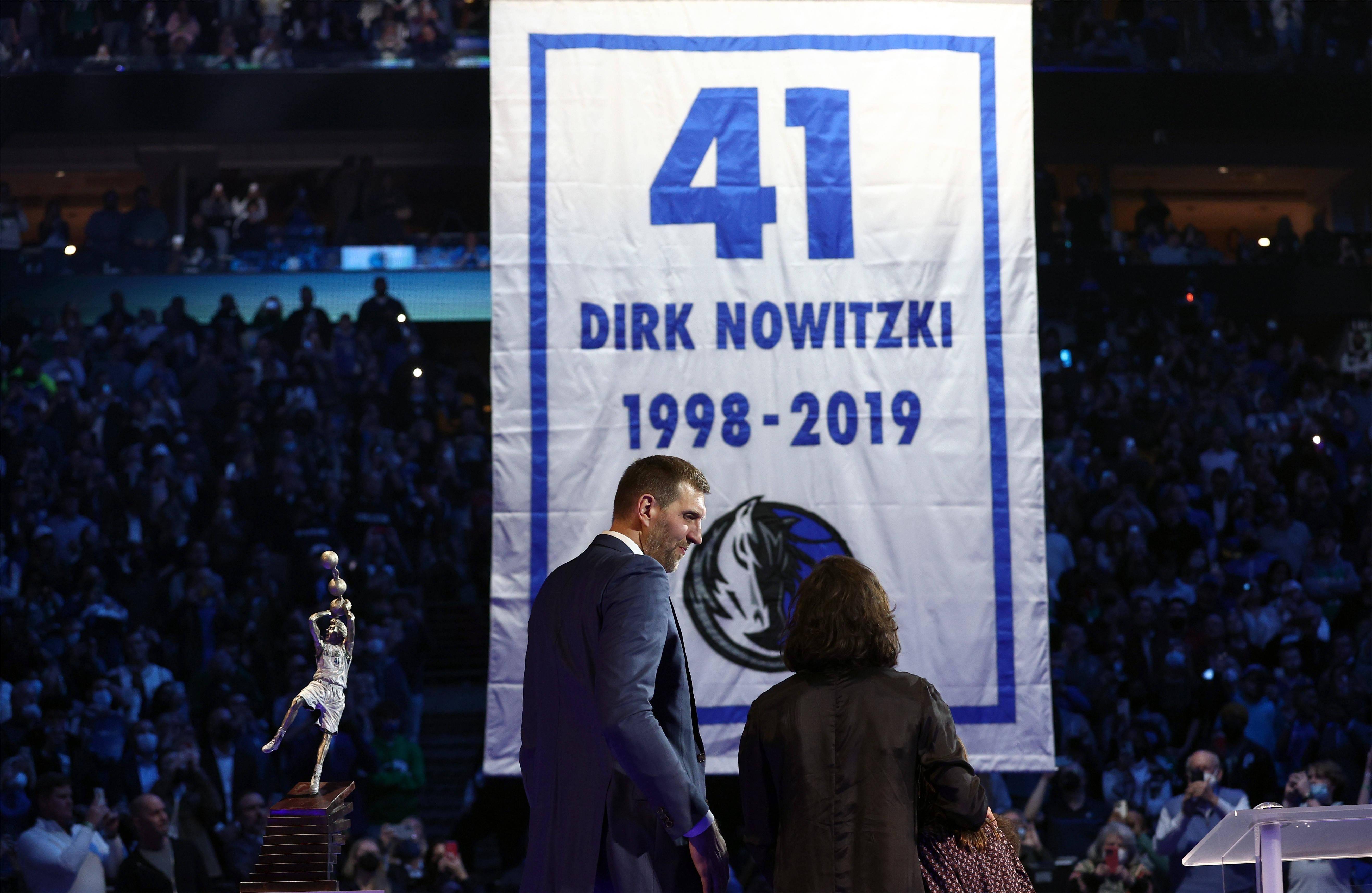 独行侠队迎来胜利，球员纷纷高兴庆祝的简单介绍