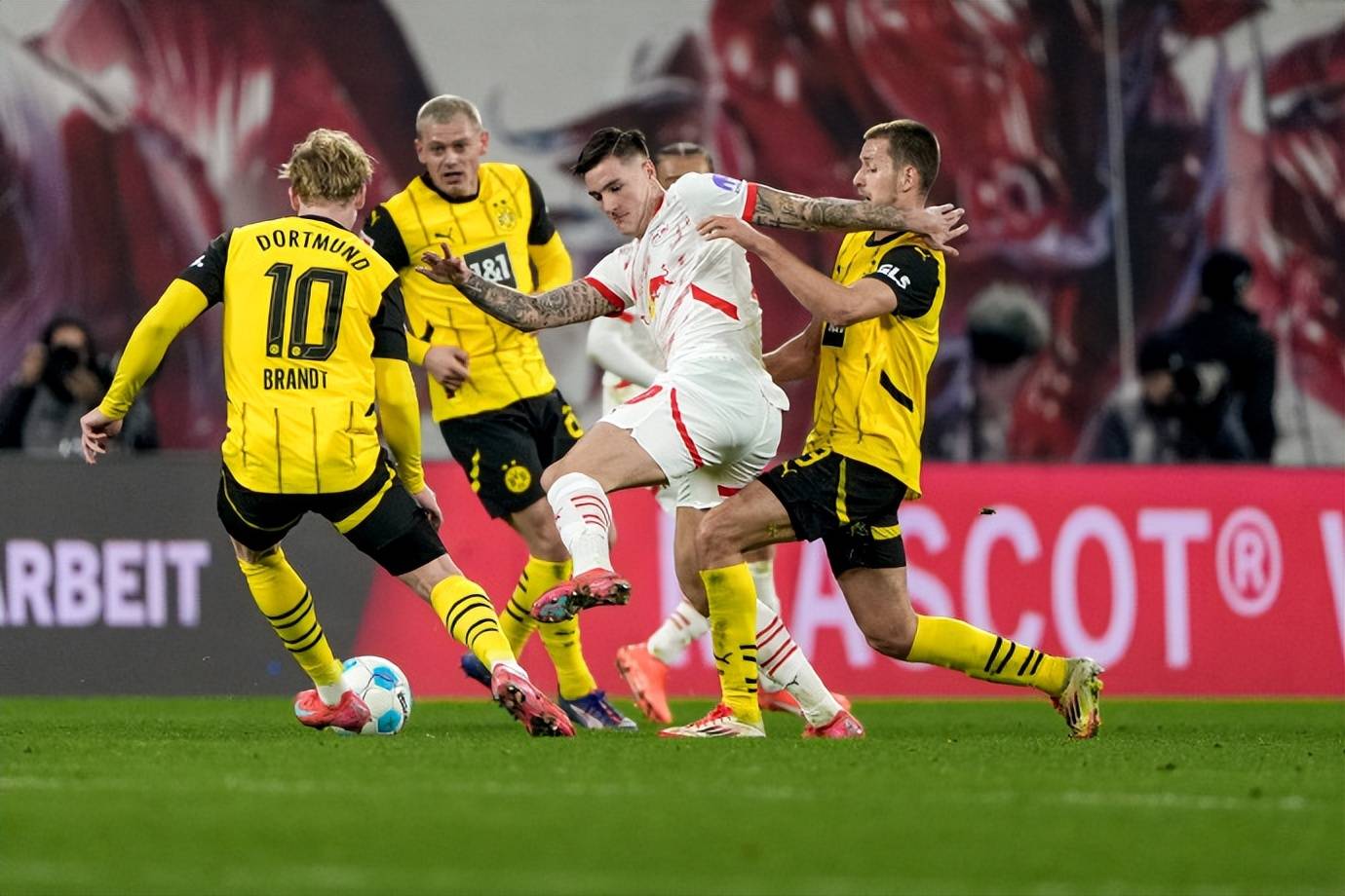 关于多特蒙德遇防线困境，需解决问题追赶领先队伍的信息