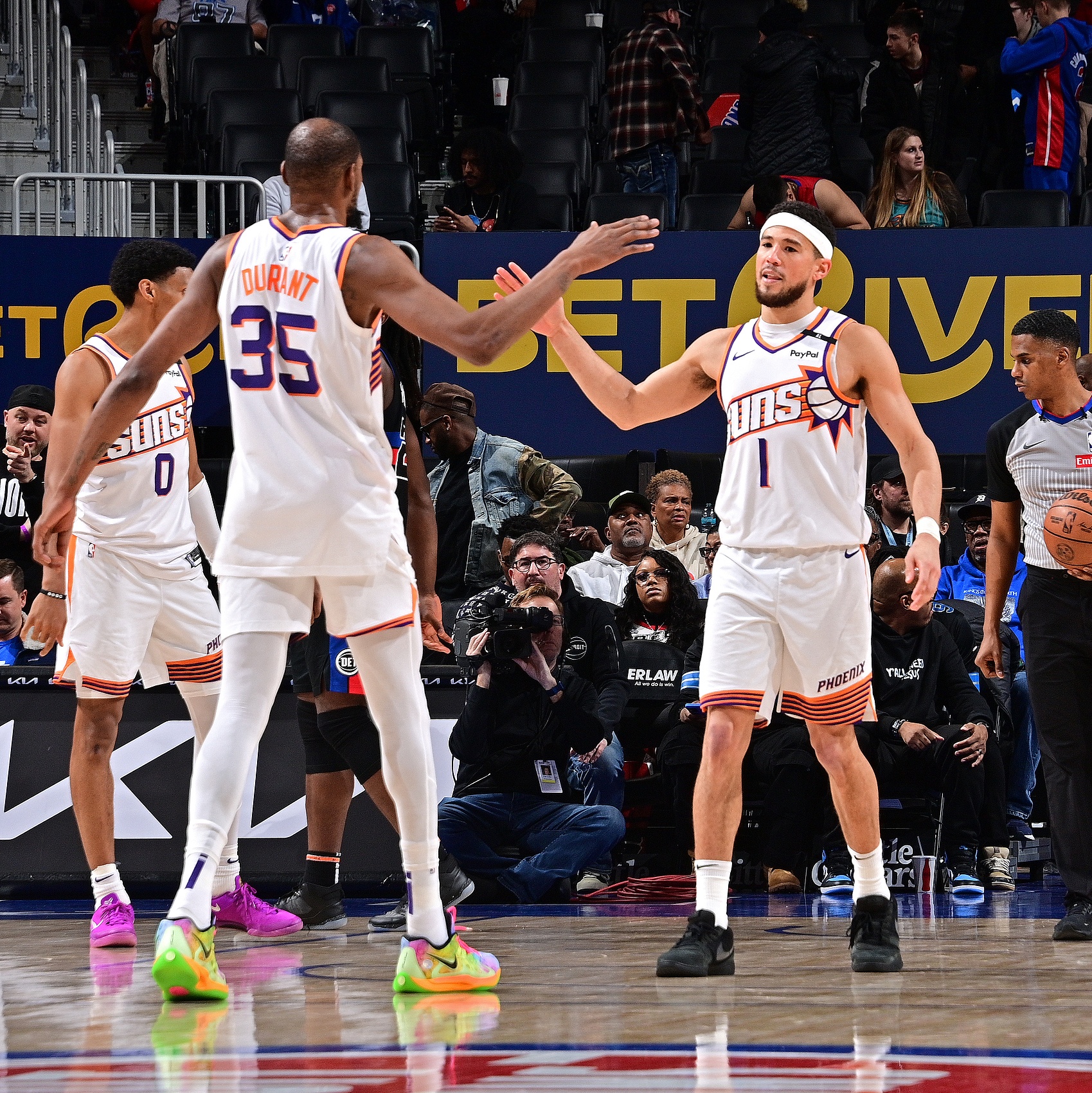 火箭大胜开拓者!球队首胜来得如释重负 火箭大胜开拓者!球队首胜来得如释重负