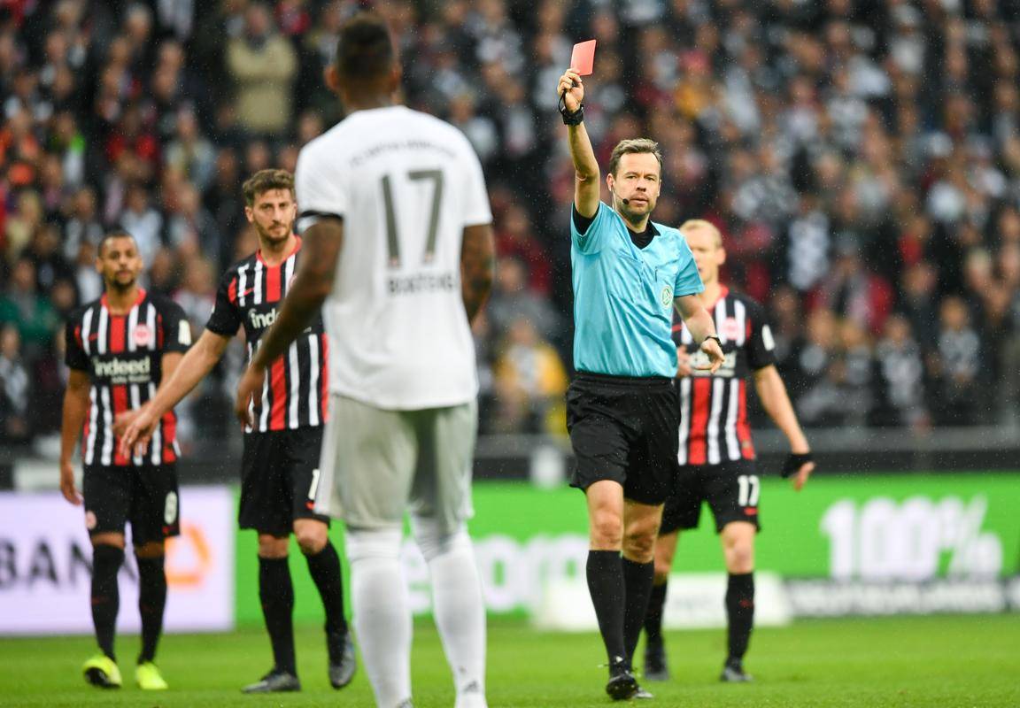 包含弗赖堡主场不敌强敌,遗憾错失争胜机会的词条 包含弗赖堡主场不敌强敌,遗憾错失争胜机会的词条