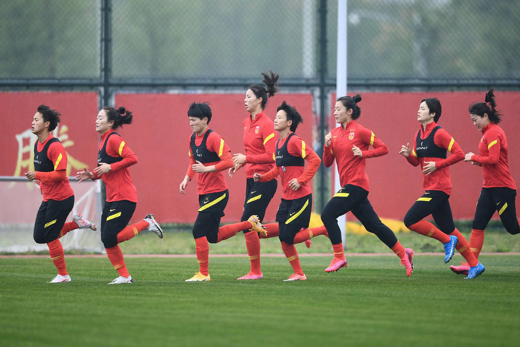 中国女足备战奥运,训练场上全力以赴 中国女足备战奥运,训练场上全力以赴