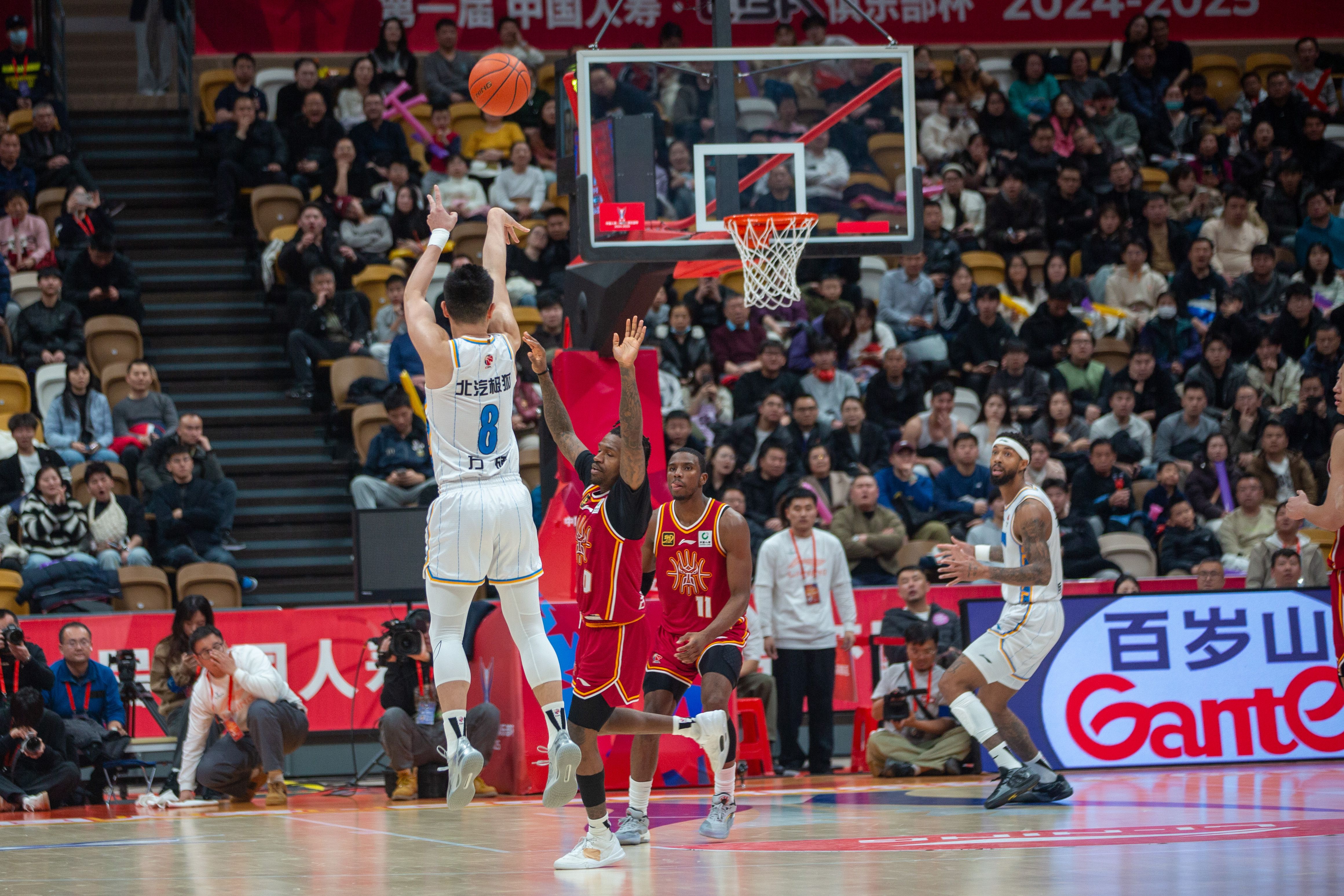 亚洲大陆杯赛中两支球队将争夺胜利