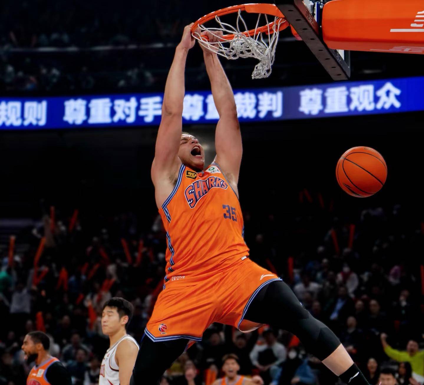 上海大鲨鱼队再度击败对手,战绩升至榜首 上海大鲨鱼队再度击败对手,战绩升至榜首