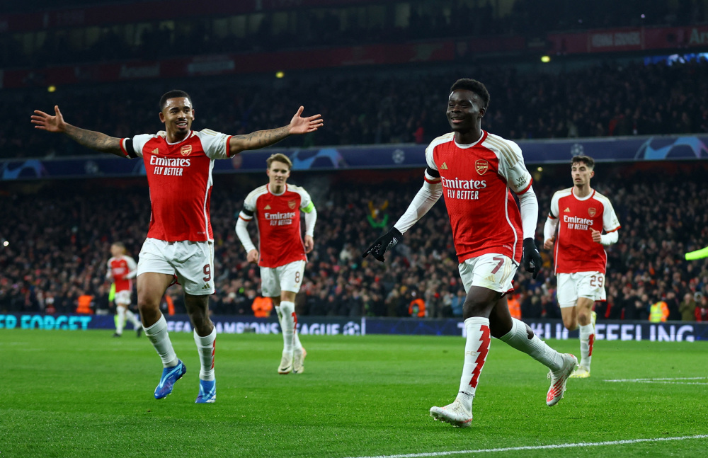 包含阿森纳中场配合稳固，传导进攻线路贯穿对手防线的词条