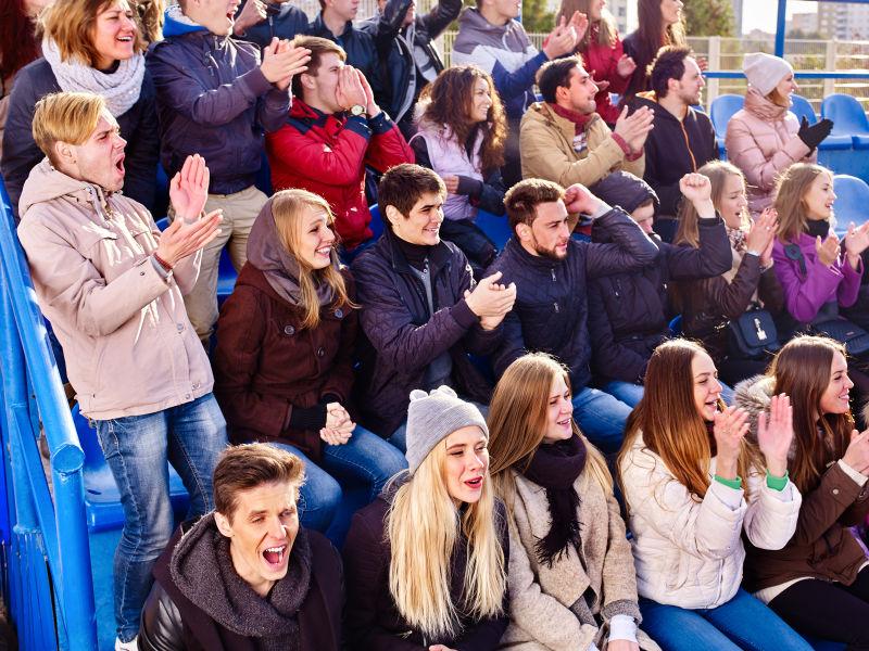 足球女队技术超群,赢得球迷喝彩 足球女队技术超群,赢得球迷喝彩