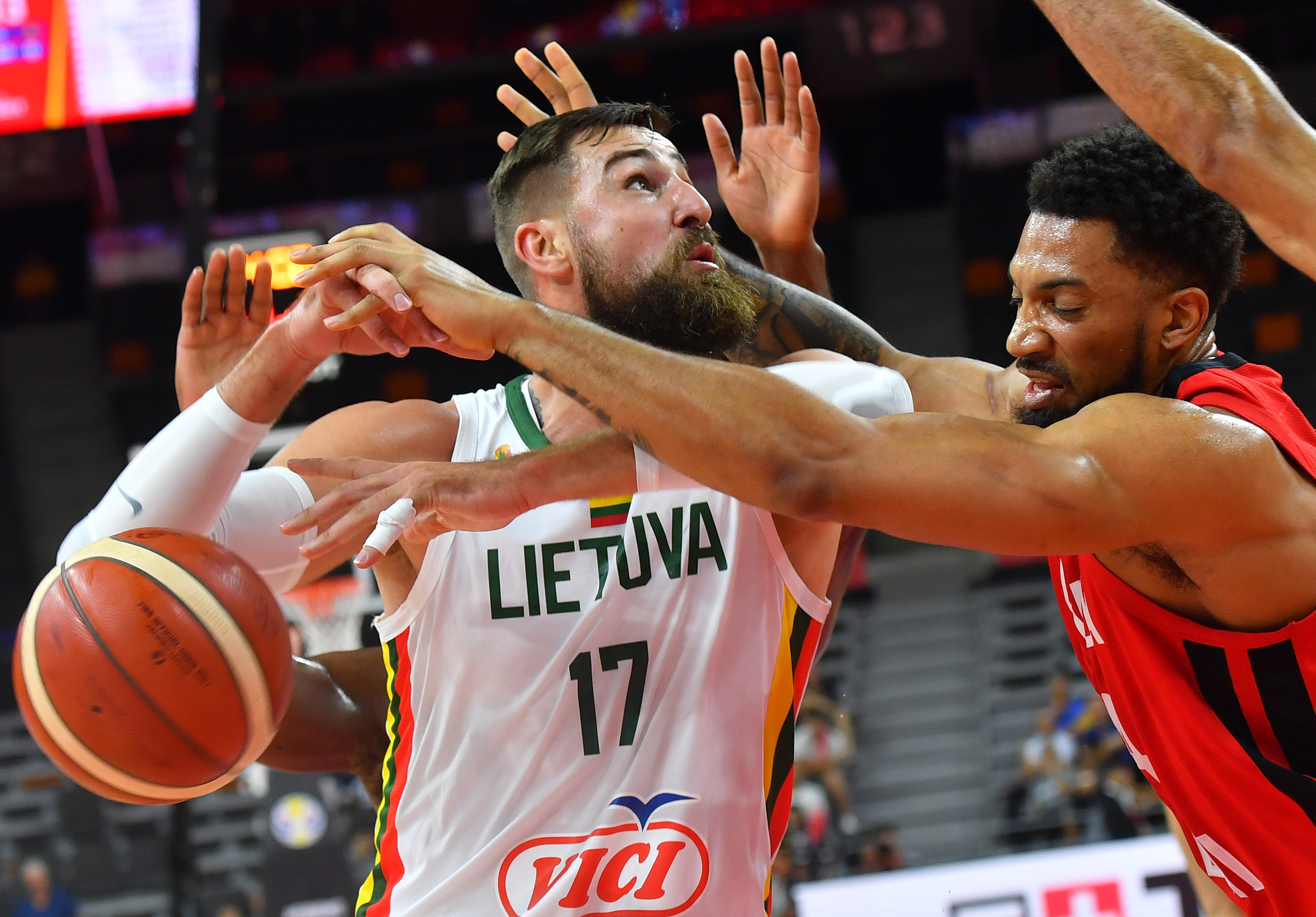 立陶宛篮球队四面楚歌勉力前行