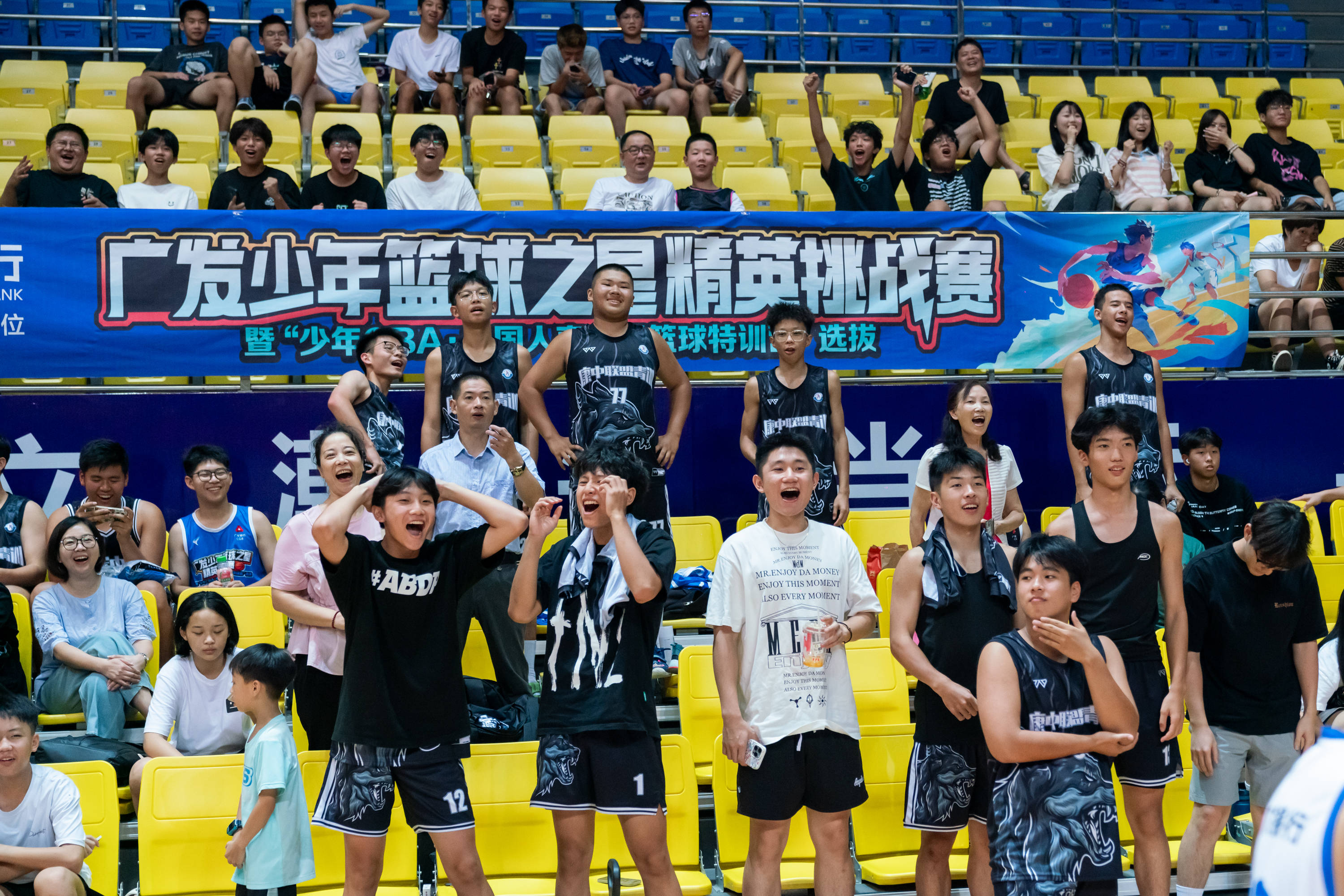 精彩纷呈的对抗!球队团结合作的简单介绍 精彩纷呈的对抗!球队团结合作的简单介绍