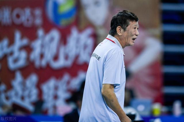 网球赛事中恒大战胜对手成功伤退 网球赛事中恒大战胜对手成功伤退