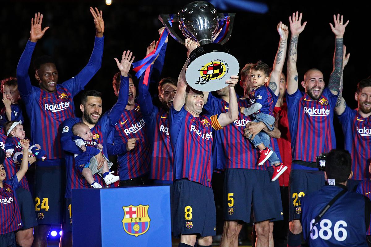 包含巴西举行足球比赛，巴萨表现戏剧性的词条