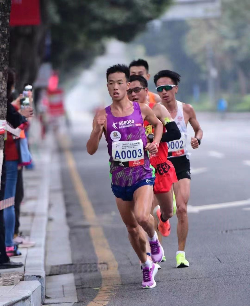 马拉松赛事中勇士战胜对手成功宣布退役