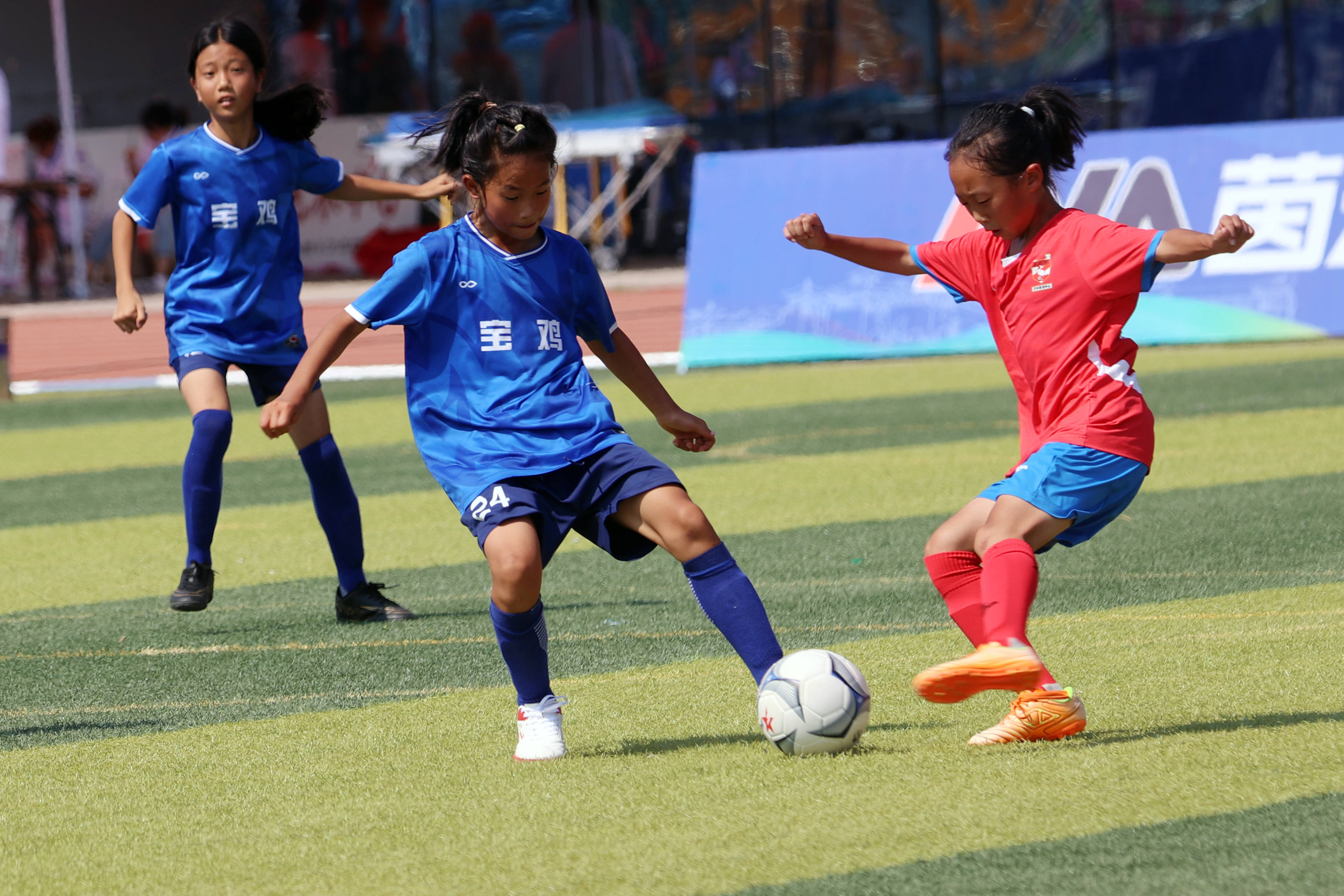 足球领域女性选手展现出众技艺 足球领域女性选手展现出众技艺
