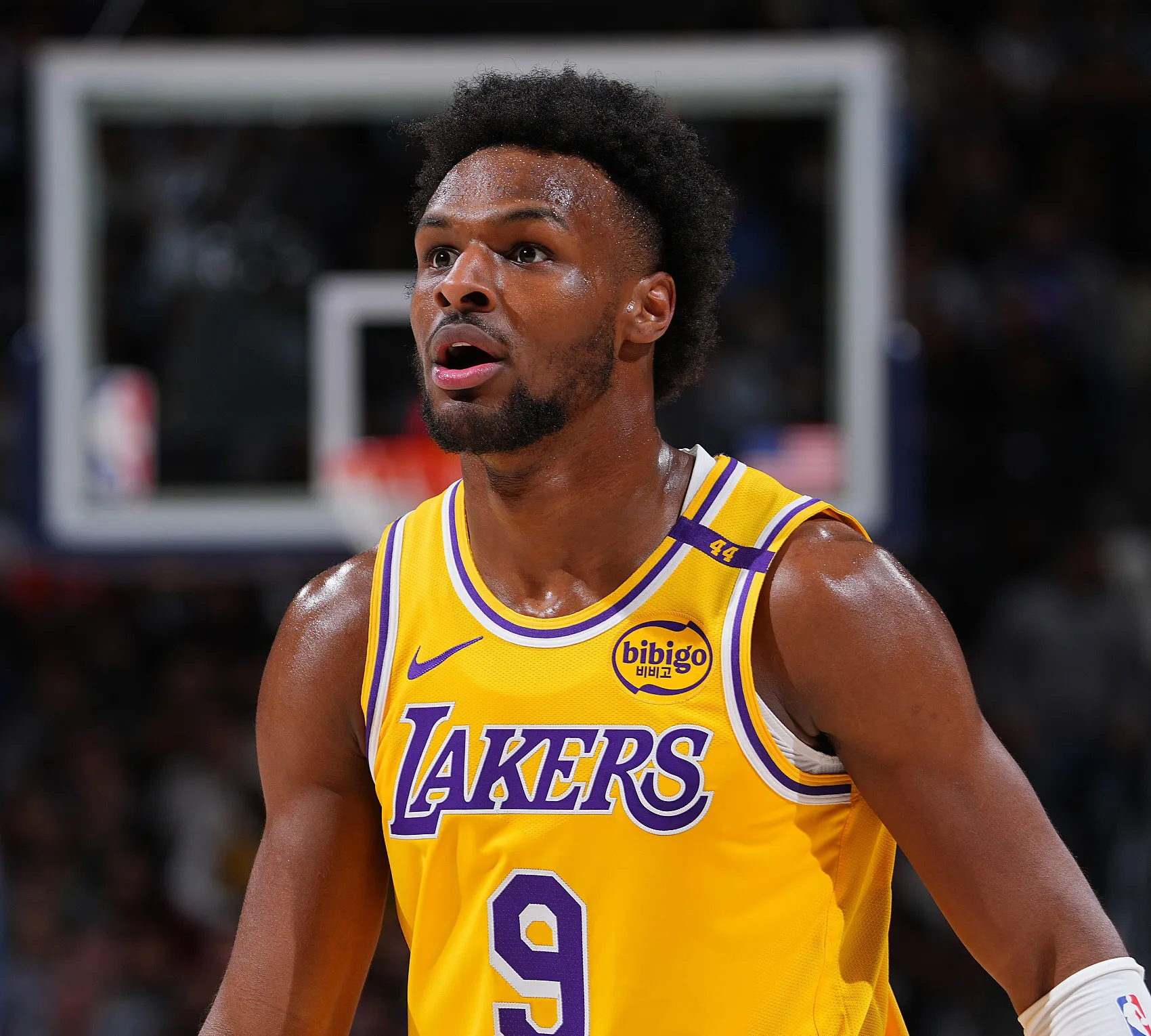 包含雄鹿队新秀乔丹-诺尔持续进步表现出色的词条