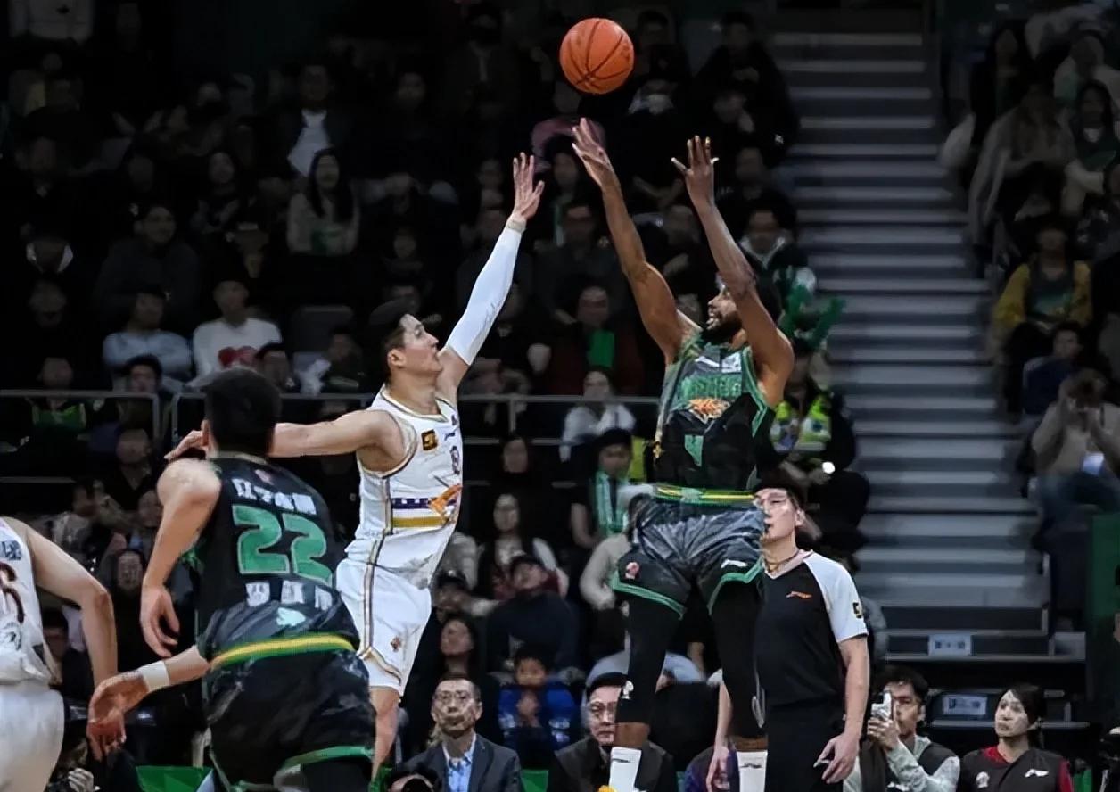 惊险争夺!球队险胜对手,取得宝贵三分 惊险争夺!球队险胜对手,取得宝贵三分