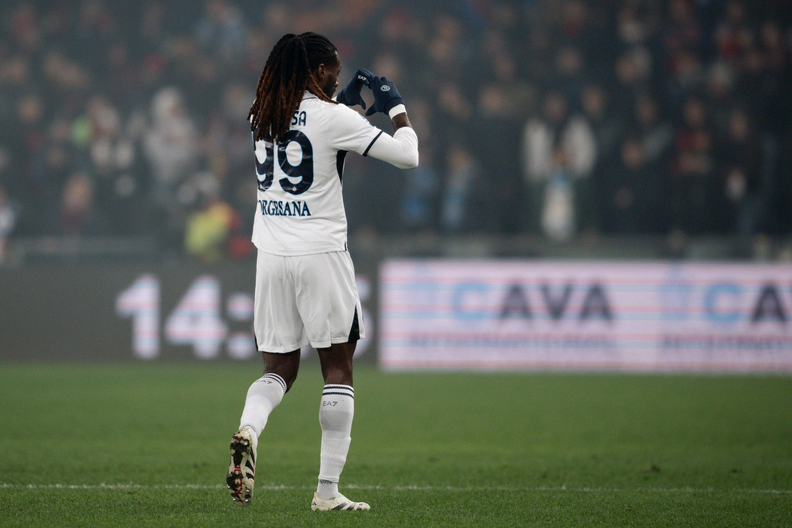 国外足球比赛解说员佳评球员技术