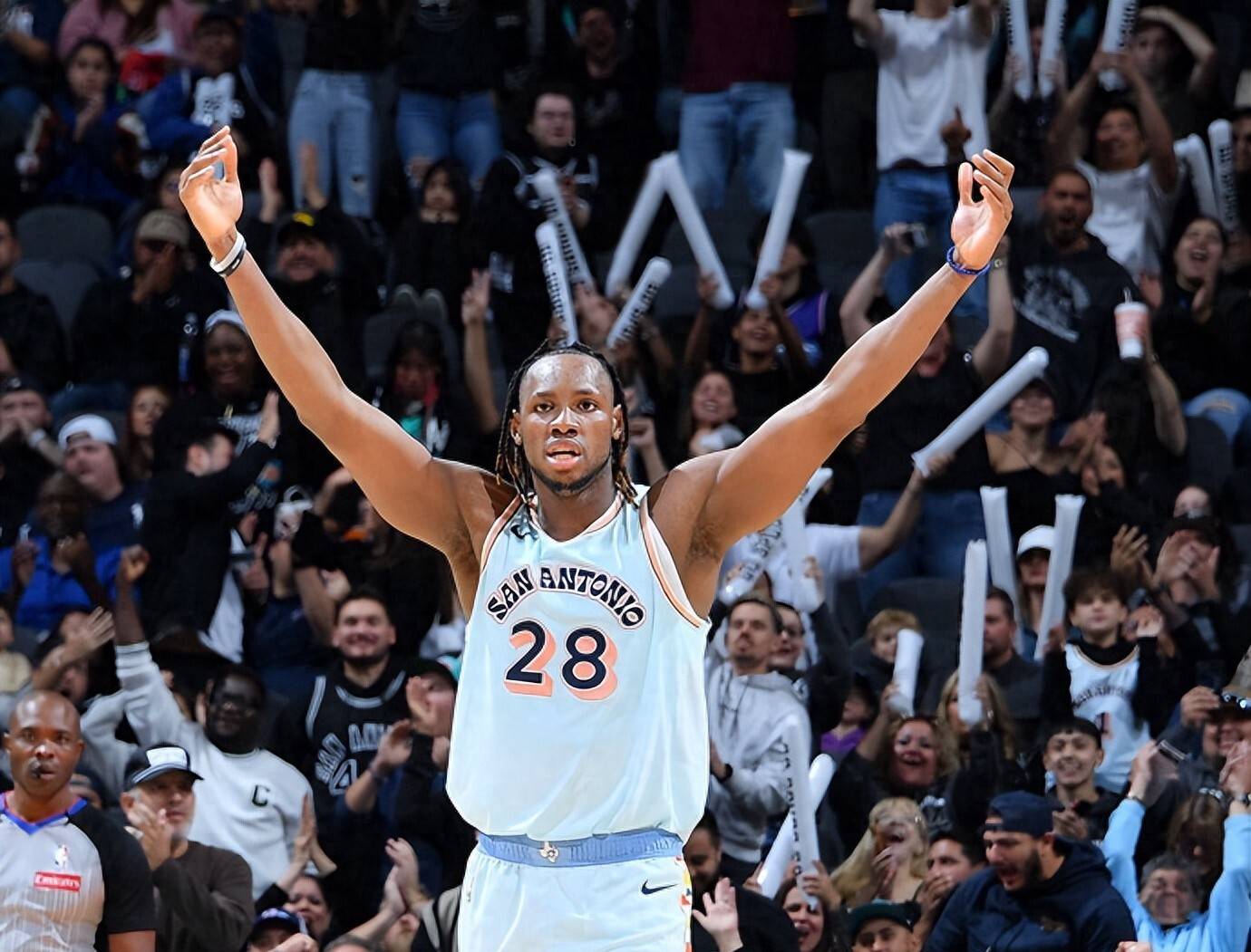 马刺队逆转取胜,跃居西部前列 马刺队逆转取胜,跃居西部前列