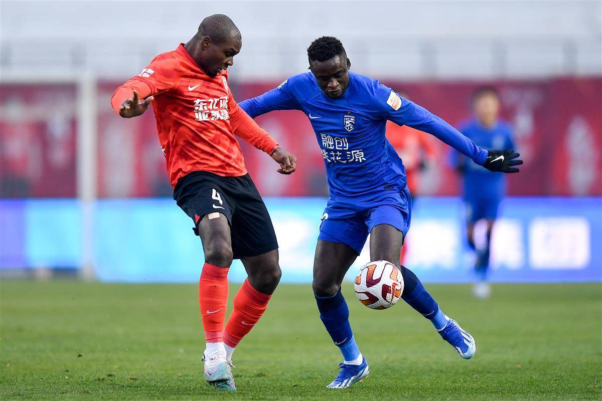 沙尔克队实力不凡,备战对手争夺胜利 沙尔克队实力不凡,备战对手争夺胜利