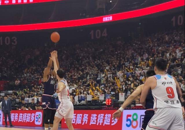 云南男篮战胜强敌，取得关键胜利