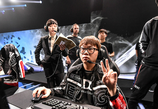 SHR横扫G2,BDD开启传奇时刻全球总决赛3:0(巴黎) SHR横扫G2,BDD开启传奇时刻全球总决赛3:0(巴黎)