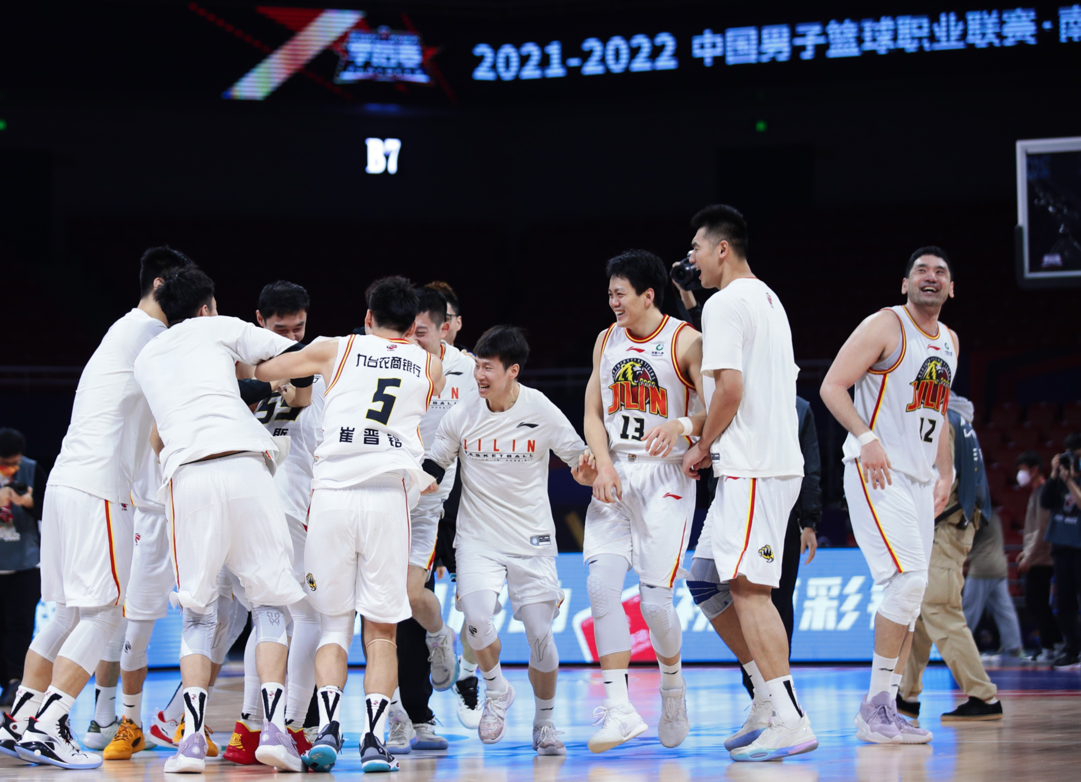 抗压表现出色,球队稳扎稳打取胜 抗压表现出色,球队稳扎稳打取胜