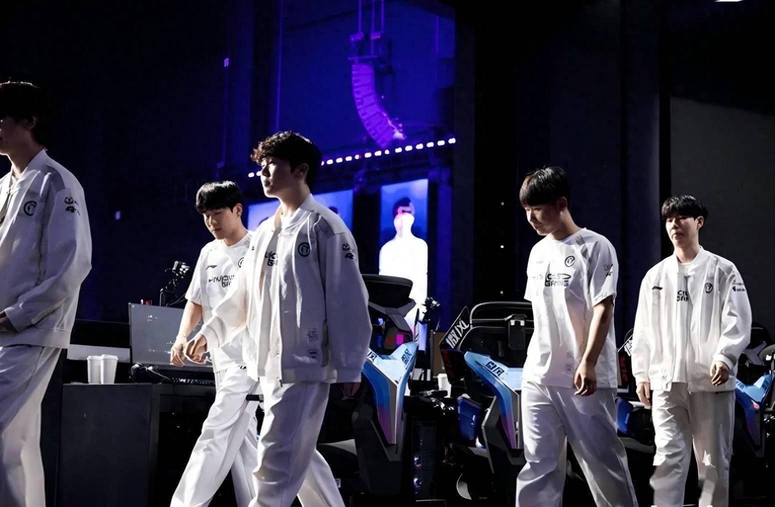 FNC轻取HLE,Uzi打出惊人五杀淘汰赛2:0(北京) FNC轻取HLE,Uzi打出惊人五杀淘汰赛2:0(北京)