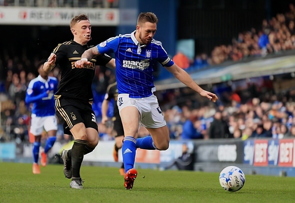 恶战激烈，球队在比赛中奋勇作战争取战胜对手