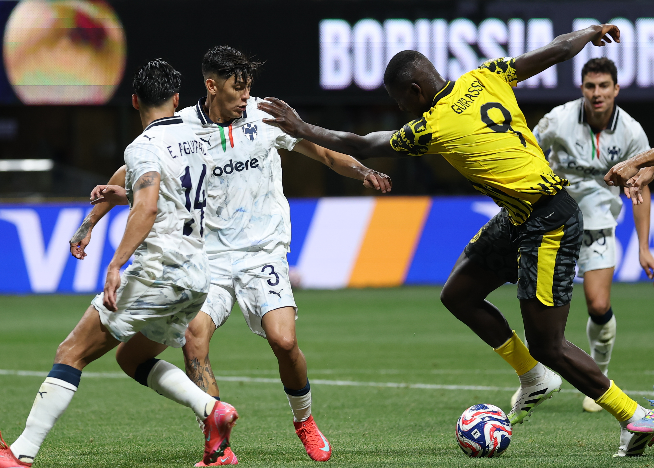 国际顶尖足球对决持续上演,球迷狂欢不止 国际顶尖足球对决持续上演,球迷狂欢不止