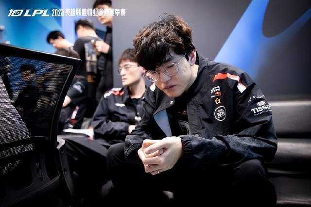 LGD险胜PSG，Uzi打出惊人五杀入围赛2:1（北京）