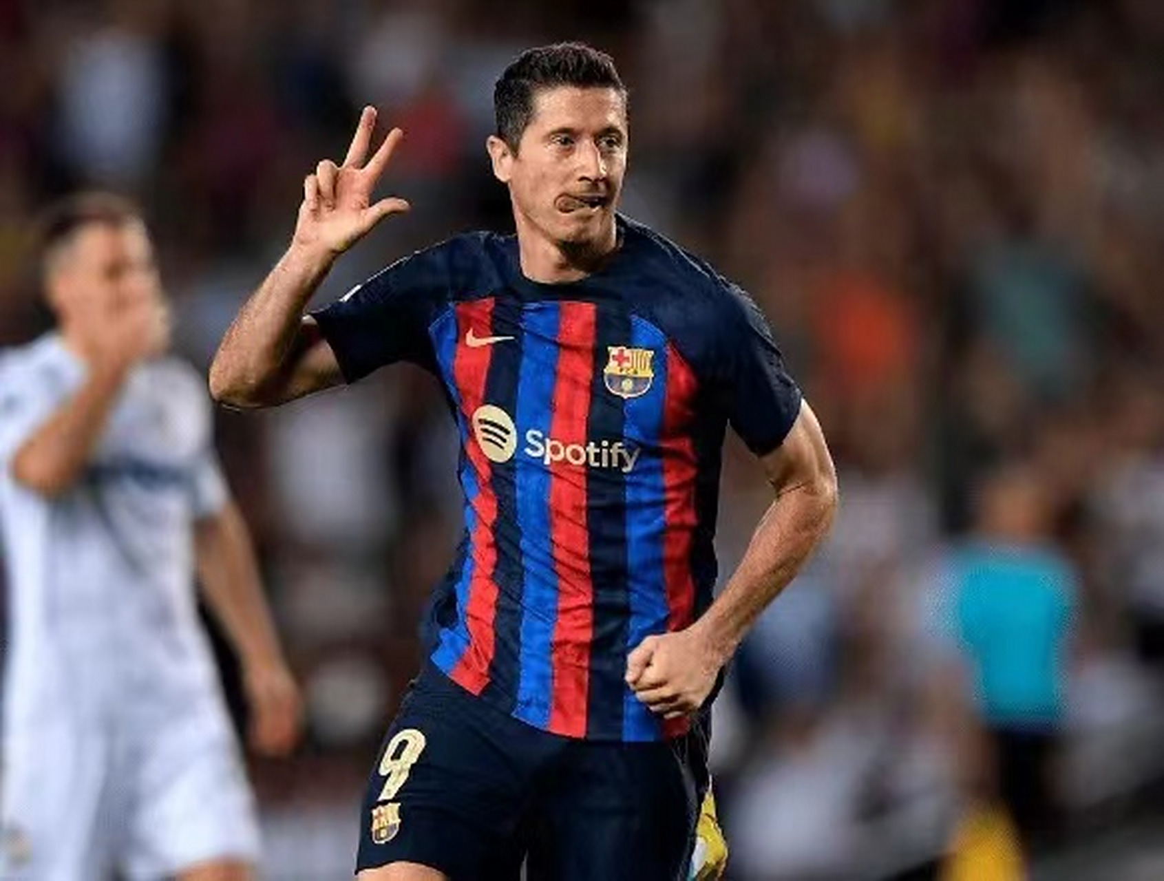 佛罗伦萨主场胜利,球迷欢呼雀跃 佛罗伦萨主场胜利,球迷欢呼雀跃