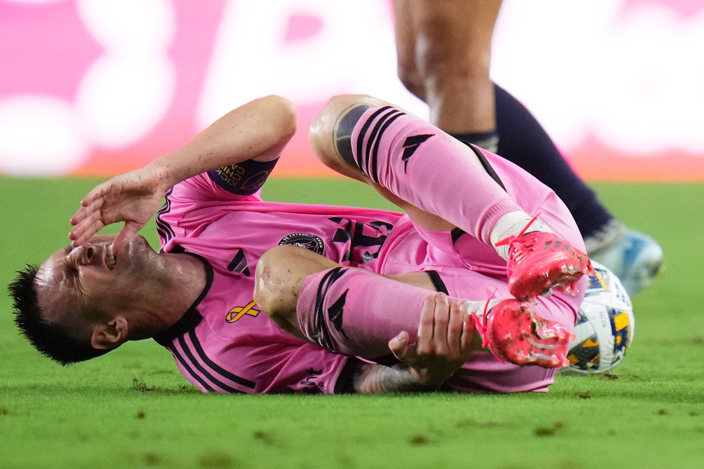 包含葡萄牙足球队备战世预赛，球星梅西受伤缺席的词条