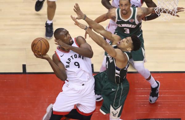 包含雄鹿B队鏖战公牛,伦纳德一己之力扛起全队的词条 包含雄鹿B队鏖战公牛,伦纳德一己之力扛起全队的词条