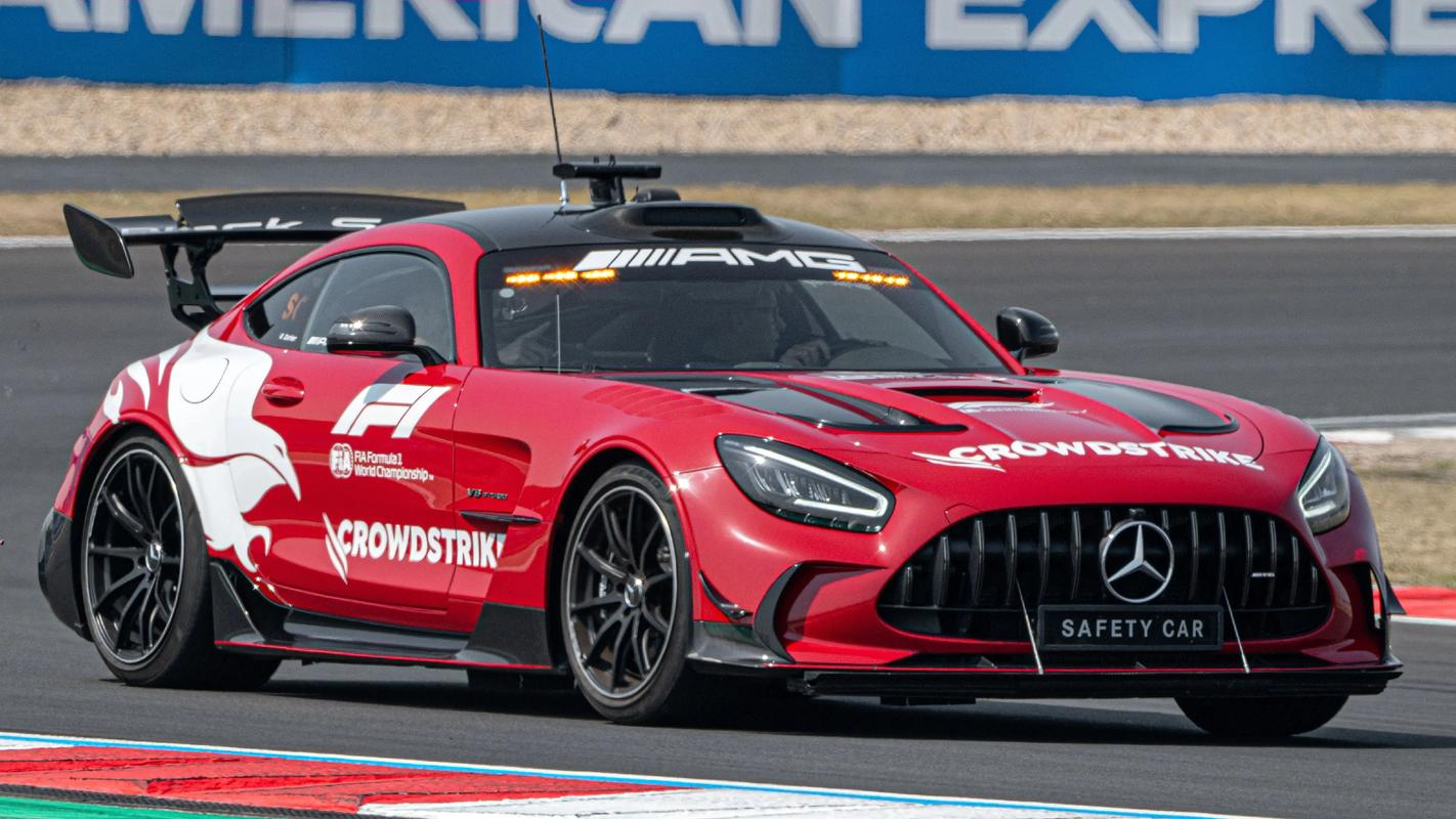 红牛车队绝杀阿斯顿马丁，塞恩斯点燃赛场